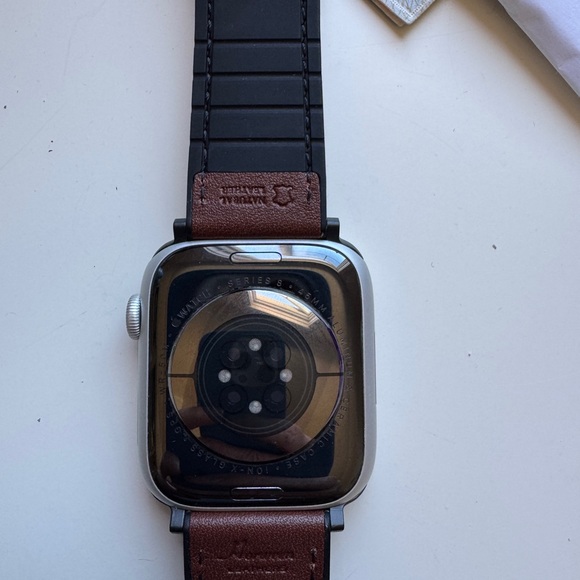Apple Watch Series 8 GPS 45mm Case Leather Band EUC - Picture 4 of 7
